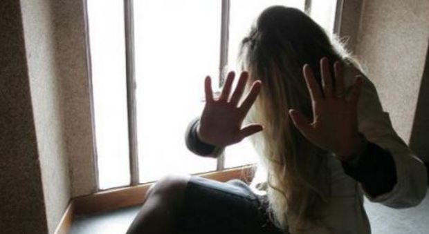 Ragazza di 19 anni accusa 12 uomini di stupro, ma è lei ora a rischiare il carcere