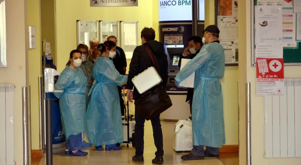 Coronavirus, i contagiati in Lombardia sono quindici, 250 le persone in isolamento. Speranza: «Isolare l'area per bloccare l'epidemia». Due casi anche in Veneto