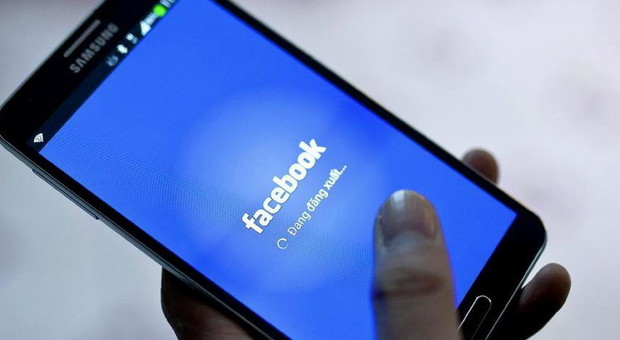 Accede al profilo Facebook del suo ex, condannata in tribunale