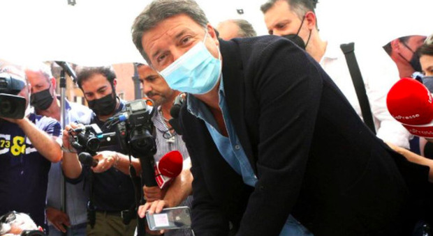 Matteo Renzi firma il referendum di Salvini sulla giustizia: «A testa alta». E la Lega posta la foto