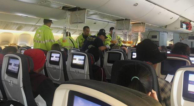 Turbolenza choc, paura sull'aereo: 35 feriti. «Passeggeri scaraventati sul soffitto»