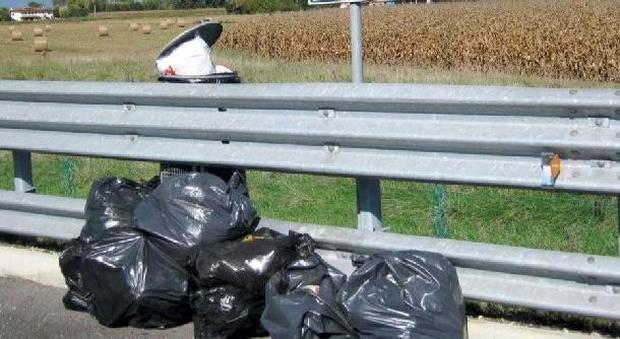 Lascia cinque sacchi di spazzatura nell'area di sosta dell'A28: scatta la muta da 600 euro