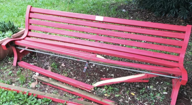 Distrutta la panchina rossa simbolo della lotta contro la violenza delle donne. «Denunciamo»