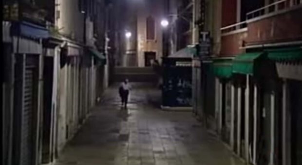 Aggredisce i passanti nelle calli di Venezia: il fantasma ha le ore contate Ecco l'identikit