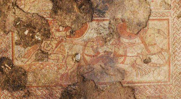 Contadino scopre un mosaico di 1700 anni fa nel suo campo: è la prima scena dell'Iliade nel Regno Unito