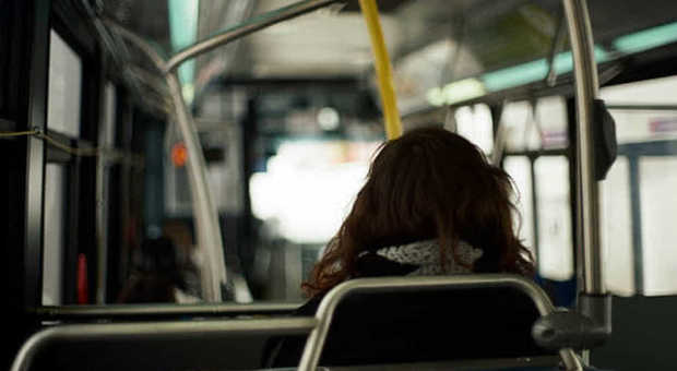 Choc nel tram: uomo si spoglia e prova a violentare una studentessa