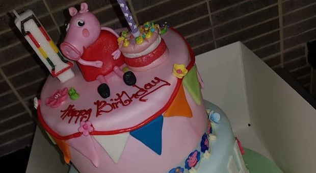 La figlia è morta a 8 giorni, papà paga una "torta sospesa" nel giorno del suo primo compleanno