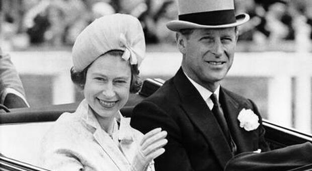 Primo anniversario di matrimonio senza il suo Filippo: triste ricorrenza per la regina Elisabetta