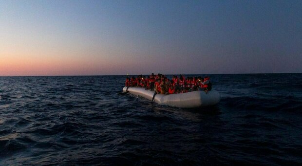 Affonda barca di migranti, morta bimba di un anno e mezzo: mamma sotto choc