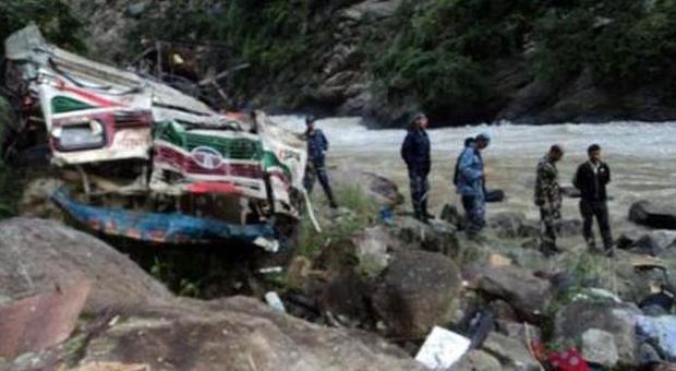 Dramma in Nepal, bus sovraffollato precipita in un dirupo: 30 cadaveri recuperati