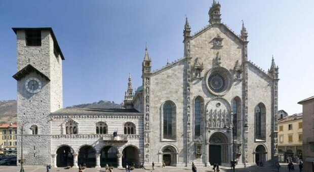 Selfie proibiti sul Duomo di Como, denunciati 4 francesi, due ragazzi e due ragazze, e un italiano