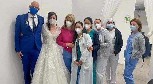 Sposi all'hub vaccinale in abiti da cerimonia: il marito fa la seconda dose dopo il matrimonio