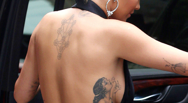 Rita Ora, abito hot con nuovo tatuaggio e flirt con Chris Martin: "Stesso hotel a New York"