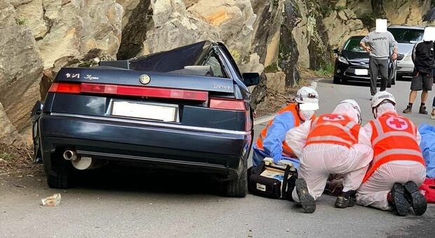 Frana su un'auto, carabiniere salva la vita a un uomo di 55 anni