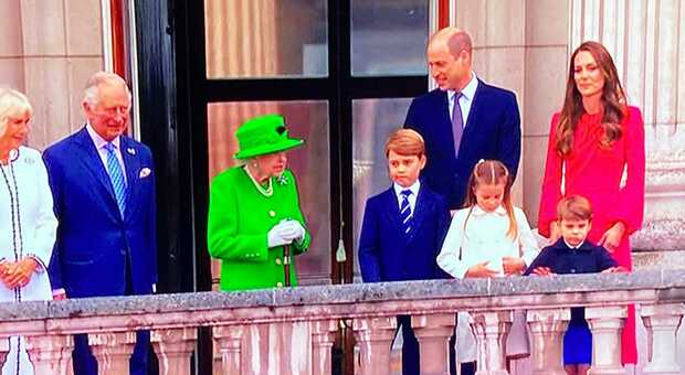 La Regina Elisabetta riappare in pubblico: il saluto dal balcone di Buckingham Palace. «Resto al vostro servizio»
