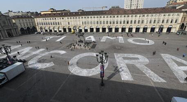 Torino, una gigantesca scritta «Ti amo» in piazza San Carlo