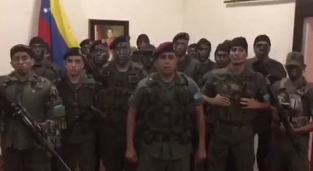 Venezuela, un gruppo di militari si ribella a Maduro: "È un tiranno"