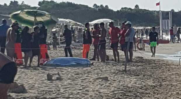 Tragedia sulla spiaggia del villaggio turistico: colto da malore, muore l'ex primario del Policlinico