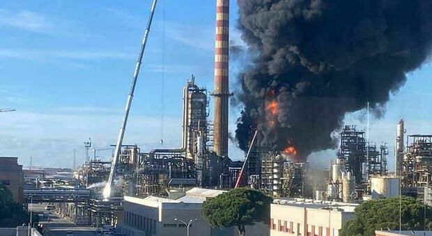 Livorno, incendio alla raffineria Eni: esplosioni e colonna di fumo nero. La Protezione civile: «Chiudete le finestre»