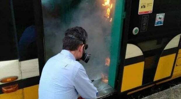 Milano, vandali in azione sul tram 14: danno fuoco al gel e l'autista spegne l'incendio
