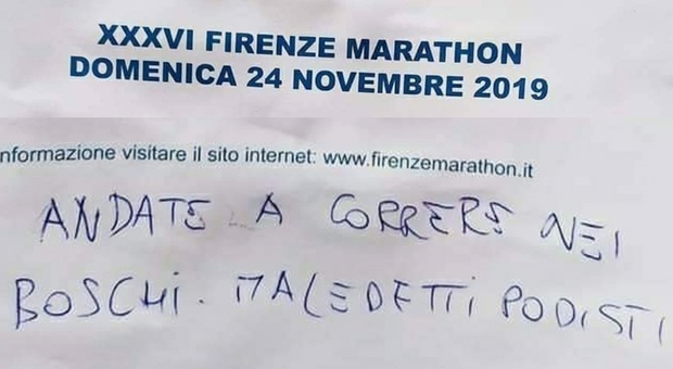 Firenze Marathon, insulti choc ai podisti sui cartelli in città FOTO