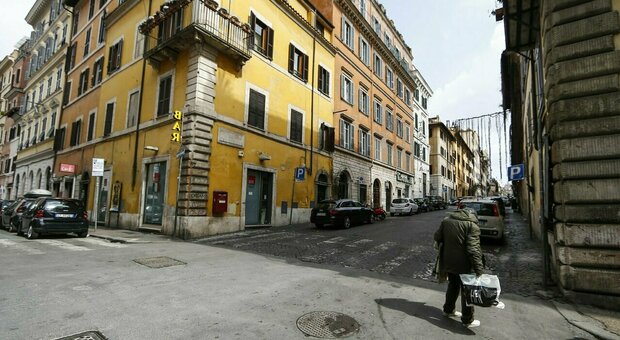 Roma, ragazza di 24 anni aggredita a Monti in pieno giorno: «Minacciata con un coltello, tremo ancora»