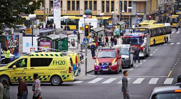 Finlandia, per la polizia è terrorismo: un'italiana tra i feriti. Arrestato 18enne marocchino richiedente asilo, aveva 4 complici. "Colpiva solo le donne"