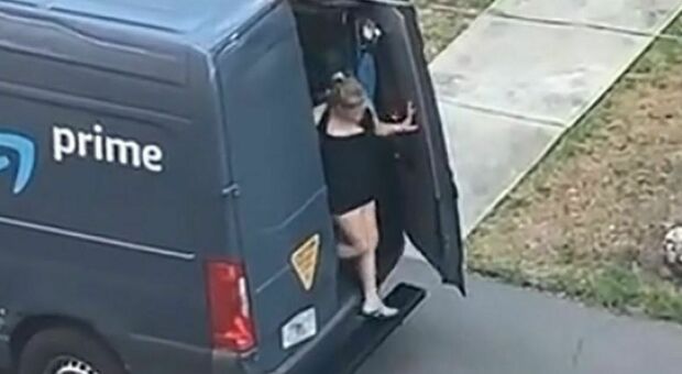 Corriere Amazon a luci rosse: una donna seminuda esce dal furgone. E l'autista viene licenziato VIDEO