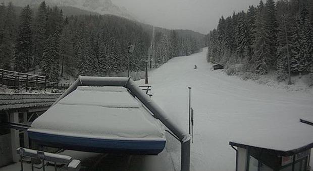 Neve sulle Dolomiti, via alla stagione sciistica: "Mai così freddo a Novembre"