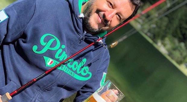 Salvini tra sfida e festeggiamenti: eccolo con una birra tra le mani mentre brinda su Twitter