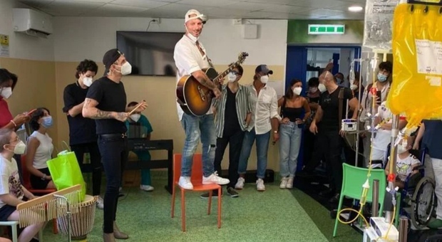 Achille Lauro e Clementino in visita all'ospedale oncologico di Napoli: concerto per i bimbi malati di cancro