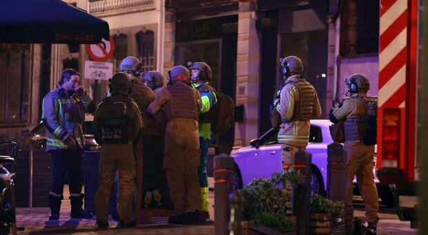 Blitz a Bruxelles: «Si cercano uomini armati». Zona transennata, decine di poliziotti