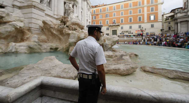 Fontana di Trevi: tuffo sincro misto all'indietro di una coppia americana Scatta multa di 900 euro
