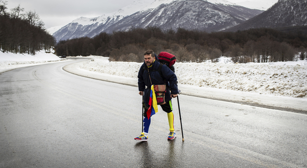 Perde la gamba in un incidente e fa un viaggio a piedi di 15 mila chilometri: «L'ho fatto per dare coraggio al prossimo»