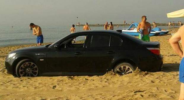 Con l'auto sulla spiaggia, due soldati Usa ubriachi restano insabbiati