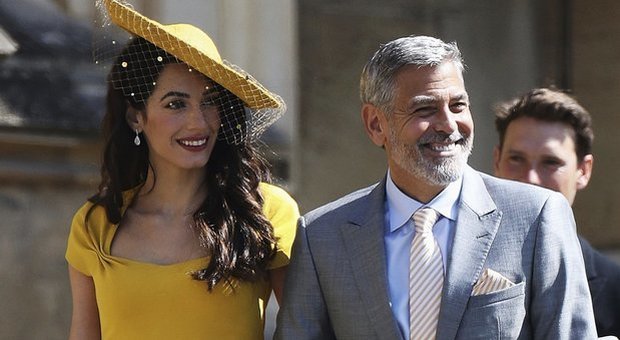 Amal Clooney e la dedica al marito: «Pensavo di rimanere zitella, poi è arrivato lui». E George si commuove