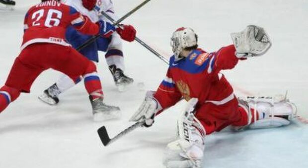 Giocatore di hockey muore a 19 anni durante una partita: «Colpito alla testa da un disco»