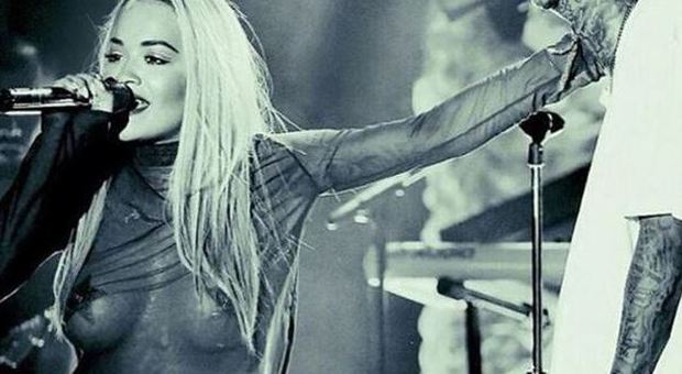 Rita Ora hot a Los Angeles: in topless al concerto