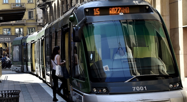 Milano, molesta una donna sul tram: pestato da banda di ragazzini