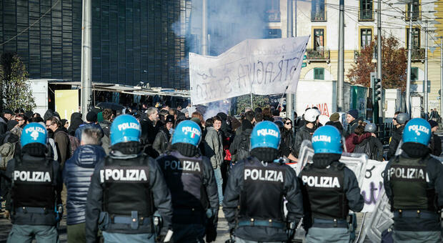 Torino, processo Cospito: anarchici in corteo e lancio di bombe carta. Fuori dal tribunale aggrediscono barista FOTO