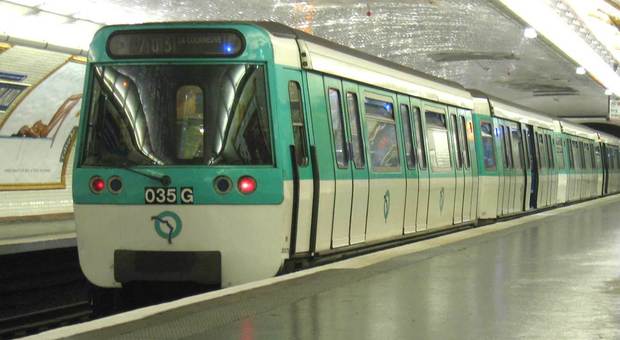 Neonato nasce sulla metro, servizio interrotto: «Per lui trasporti gratis fino a 25 anni»