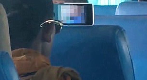 Monaco sorpreso a guardare un porno sul bus, il video fa il giro del mondo: "È vergognoso"