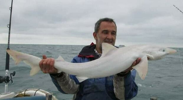 Pescatore trova un rarissimo squalo albino: la foto ricordo prima di rimetterlo in libertà