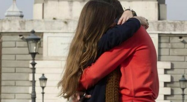 Lui 18 anni, lei 15: i due fidanzatini in fuga ritrovati a Torino. «I soldi erano finiti»