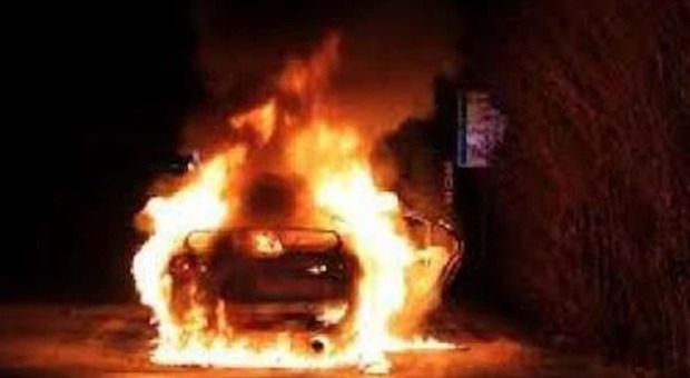 Cadavere carbonizzato dentro un'auto in fiamme: scoperta choc