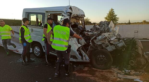 Strage in autostrada, furgone finisce sotto un Tir: sei morti. A bordo un gruppo di disabili