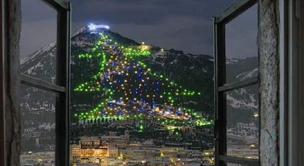 Gubbio, acceso l'albero di Natale più grande del mondo: è alto 750 metri