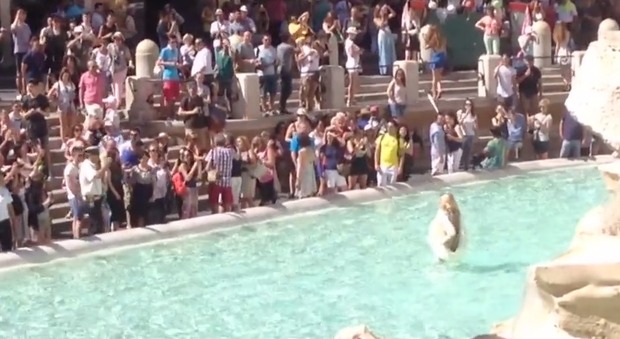 Fontana di Trevi, donna si immerge come Anita Ekberg davanti ai turisti