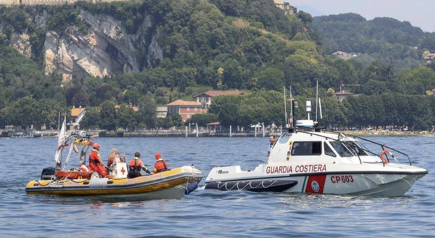 Lago Maggiore, scontro tra un gommone e un motoscafo: 7 feriti, bimbi volati in acqua