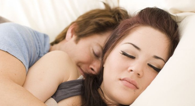 Lo studio: dormire con la persona amata migliora il sonno e dà benessere